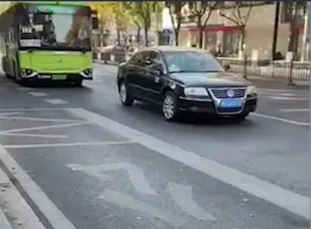京海配资 公务车两次别停进站公交车，涉事公司：驾驶员已停职