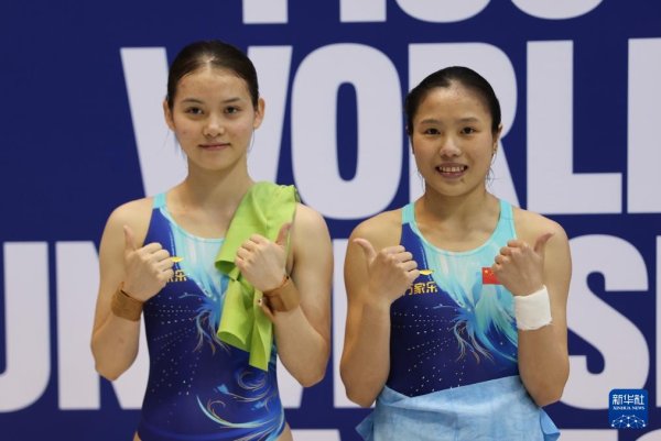 德恒财富 莱茵-鲁尔大运会：女双10米台组合为中国代表团夺得第一金