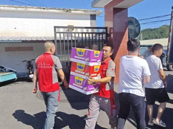 括普投资 首批捐赠物资已送达 京东小哥积极参与防汛救灾
